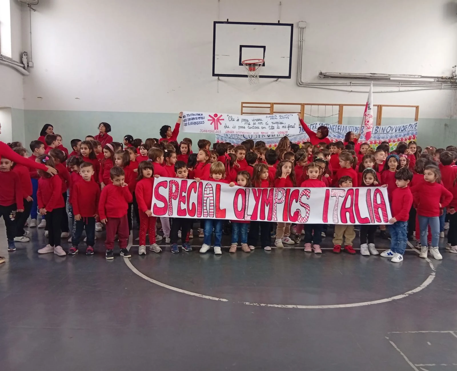 L’IC Catanzaro Mater Domini Nord Est Manzoni partecipa compatto al Flash Mob Special Olympics 