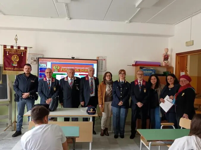 Regole e legalità al centro dell’incontro promosso dalla Polizia di Stato e Anps con gli alunni del plesso di Pianopoli images Regole e legalità al centro dell’incontro promosso dalla Polizia di Stato e Anps con gli alunni del plesso di Pianopoli