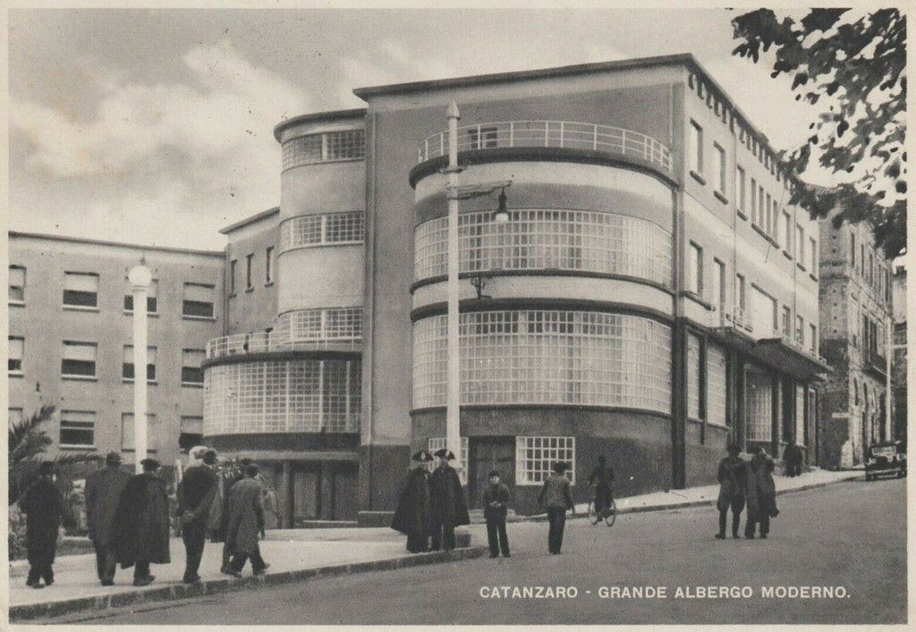 Bauhaus a Catanzaro, Spadanuda: “La storia del grande albergo Moderno e i nazisti” images Bauhaus a Catanzaro, Spadanuda: “La storia del grande albergo Moderno e i nazisti”