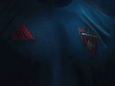 Cosenza Calcio nella bufera: l’IA stravolge lo stemma nella nuova terza maglia