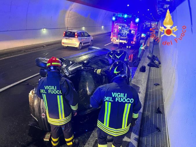 Catanzaro, si ribalta con l'auto nella galleria Sansinato: ferito un giovane images Catanzaro, si ribalta con l'auto nella galleria Sansinato: ferito un giovane