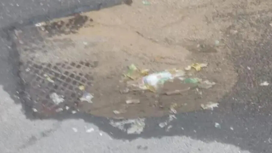 images La denuncia di una residente di Viale Pio X: "Tombino saltato e acqua che scorre sulla strada, il Comune non risponde"