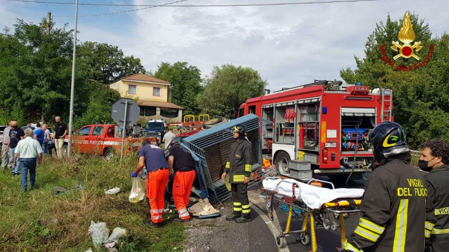 images Ionadi. Incidente tra un’auto e una motoape: due feriti portati in ospedale 
