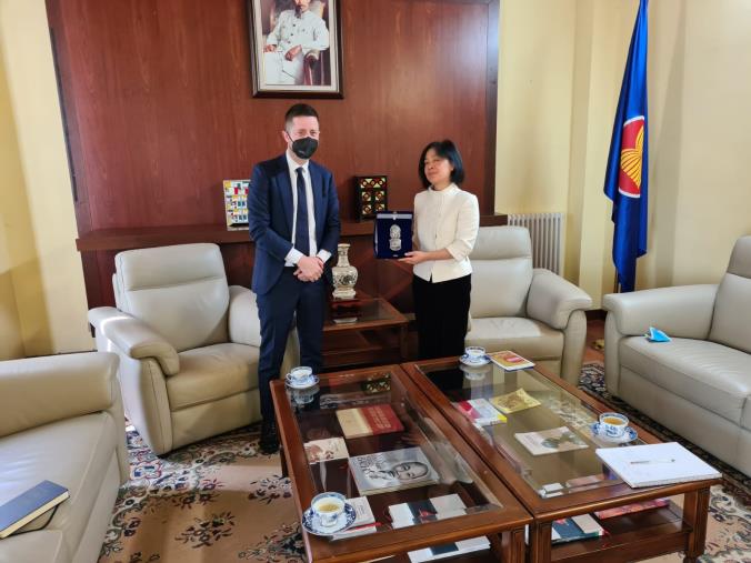 La Camera di Commercio di Catanzaro sempre più internazionale: Rossi a confronto con l’ambasciatrice vietnamita images La Camera di Commercio di Catanzaro sempre più internazionale: Rossi a confronto con l’ambasciatrice vietnamita