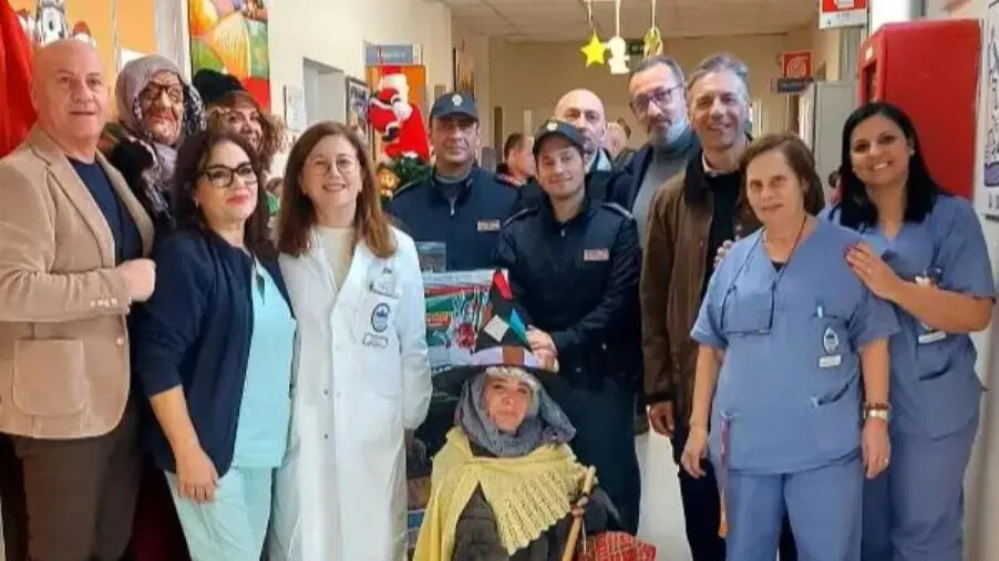 images Catanzaro, la "Befana del poliziotto in corsia" consegna i doni ai bimbi: ed è subito festa 