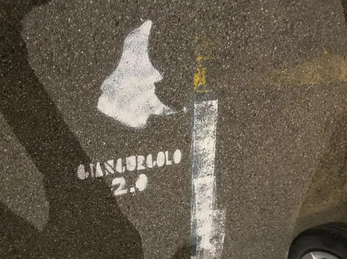 Via Buccarelli si sveglia con le strisce bianche e la firma di "Giangurgolo 2.0": la soddisfazione di Forza Nuova images Via Buccarelli si sveglia con le strisce bianche e la firma di "Giangurgolo 2.0": la soddisfazione di Forza Nuova