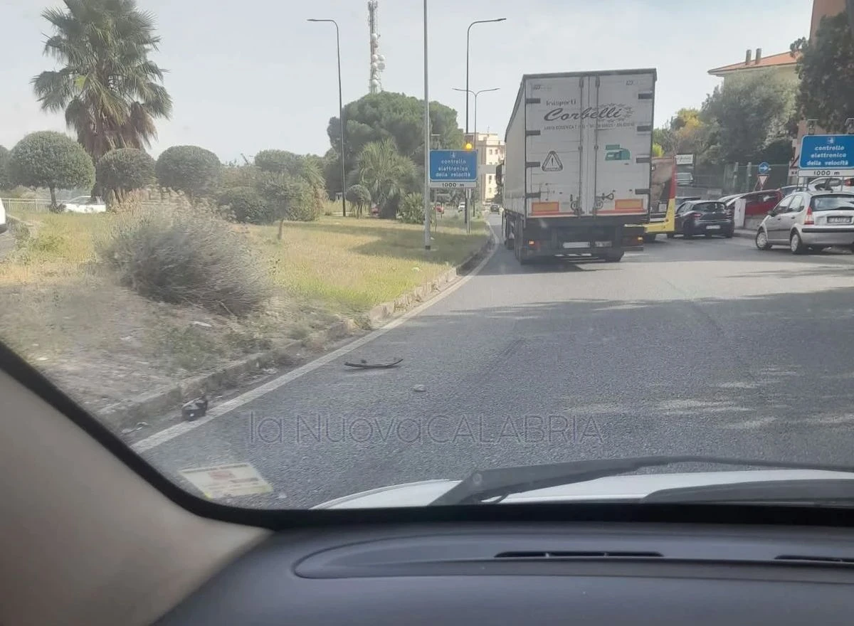 Catanzaro, incidente in Viale de Filippis: traffico fermo