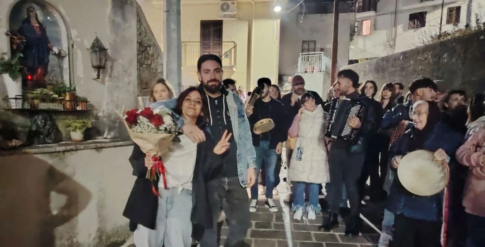 La magia dei piccoli paesi: Leo dedica una serenata a Chenza e la festa diventa di tutti