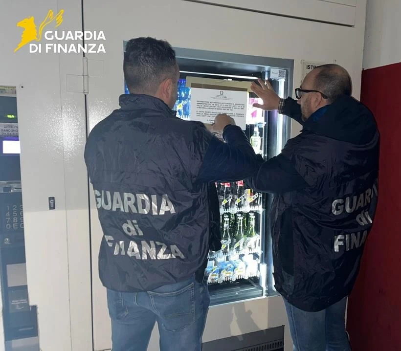 Bevande alcoliche anche di notte: la Guardia di Finanza sequestra tre distributori automatici nel Cosentino