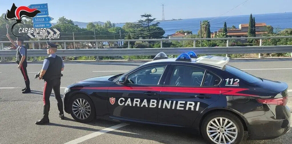 Villa San Giovanni, tentano la fuga e investono 3 auto in sosta: un arresto e una denuncia images Villa San Giovanni, tentano la fuga e investono 3 auto in sosta: un arresto e una denuncia