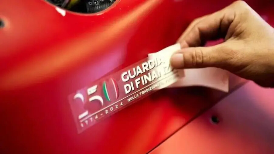 Gran Premio d’Italia di Monza, le Ferrari in pista con uno sticker che riproduce il logo della Guardia di Finanza images Gran Premio d’Italia di Monza, le Ferrari in pista con uno sticker che riproduce il logo della Guardia di Finanza