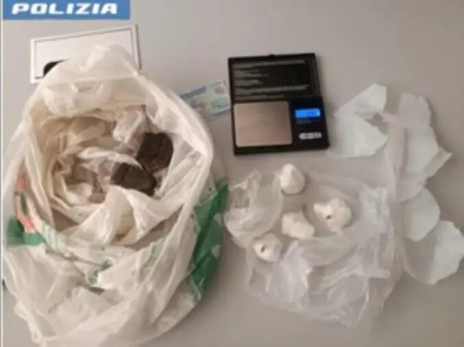 images Crotone, la polizia arresta uno spacciatore con eroina e cocaina