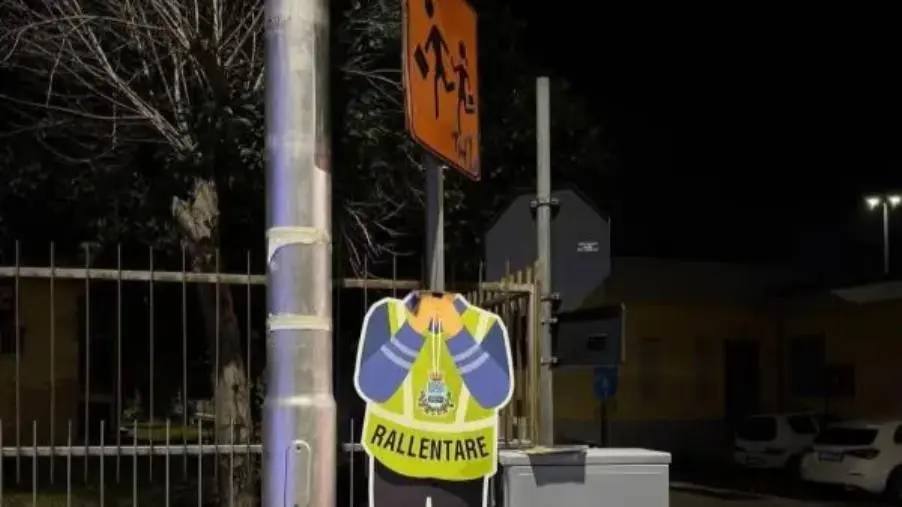 images Mozzata la testa alla sagoma del vigile urbano installata vicino alla scuola a Squillace Lido