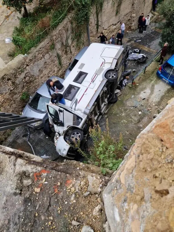 Camper precipita da un ponte a Pizzo: un morto e una ferita images Camper precipita da un ponte a Pizzo: un morto e una ferita