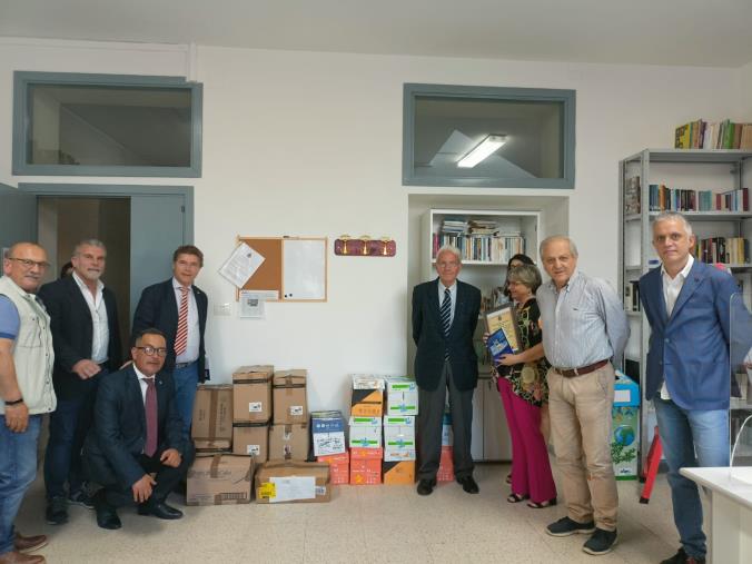 images Botricello, donazione di libri alla Biblioteca comunale da parte del Lions Club

 