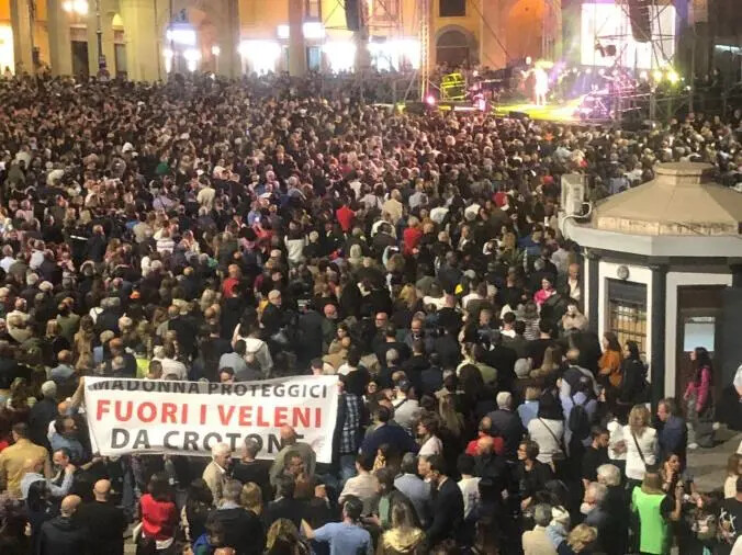 images  “Madonna proteggici, fuori i veleni da Crotone”: lo striscione del Comitato al concerto di Arisa