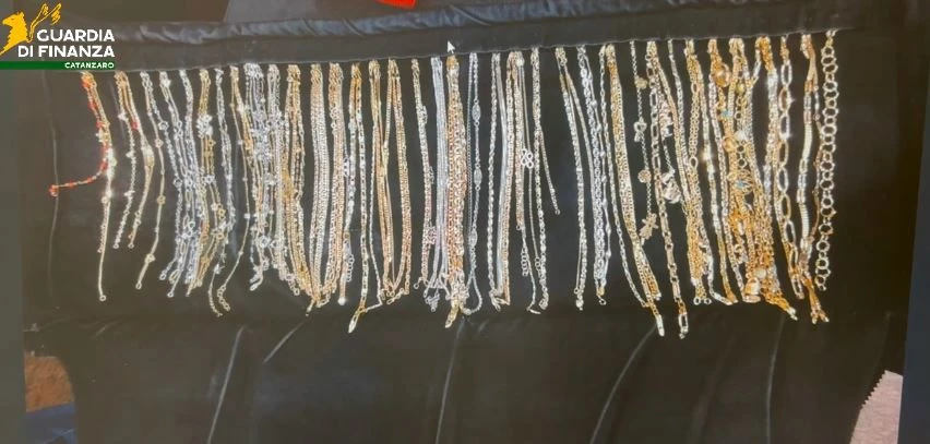 Soverato, "Compro Oro" senza autorizzazioni necessarie: sequestrati 4 kg di gioielli 
