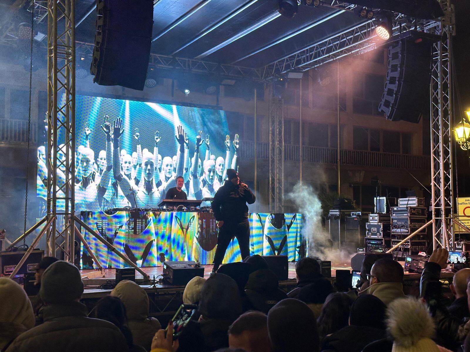 images Catanzaro canta fino a notte fonda: Piazza Prefettura piena per gli Eiffel 65