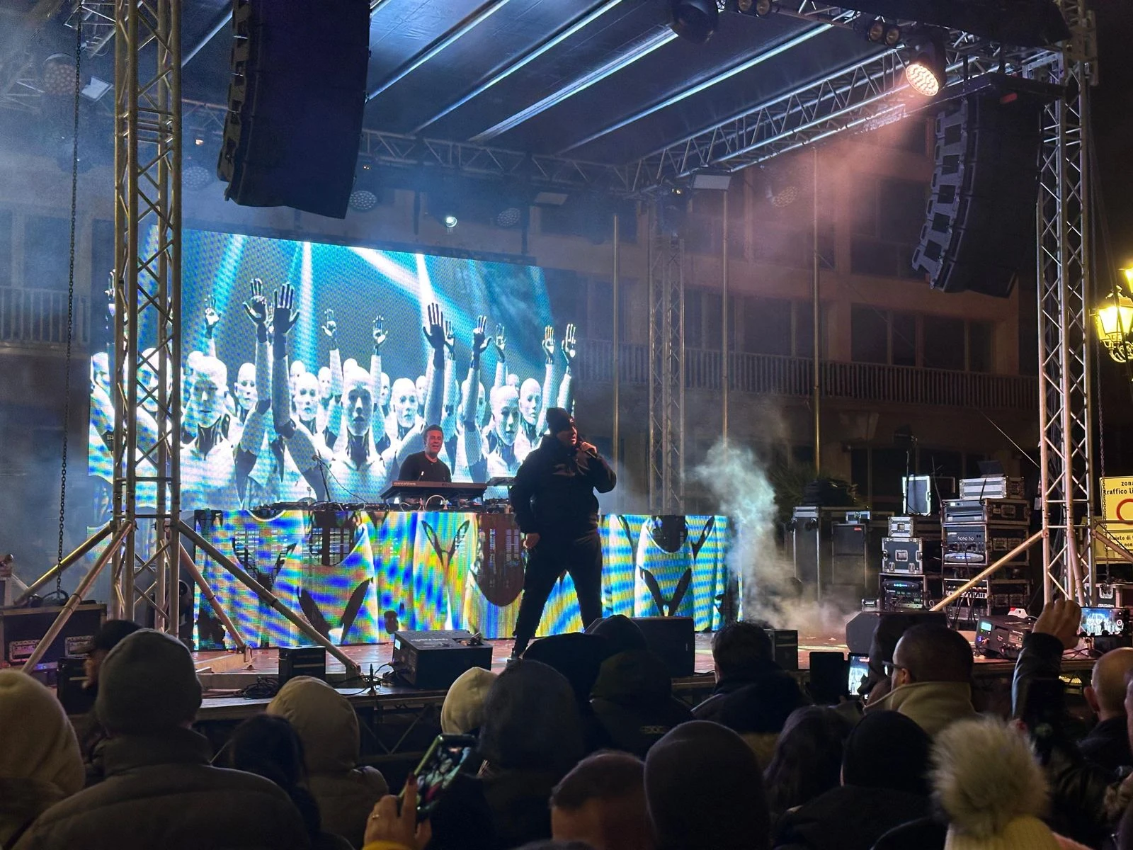 Catanzaro canta fino a notte fonda: Piazza Prefettura piena per gli Eiffel 65