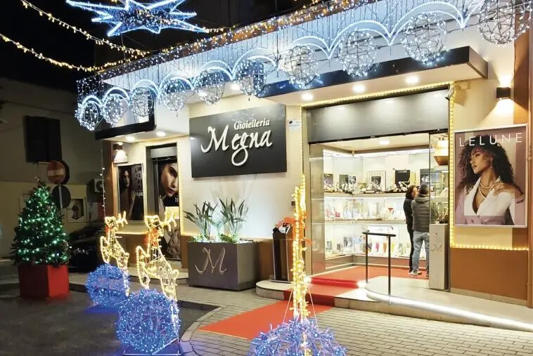 images La Gioielleria Megna protagonista per "Vetrine in Festa": esempio di cura e dedizione