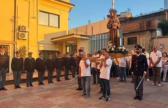 Crotone, la Polizia si riunisce in un momento di preghiera per la visita della statua di Sant’Antonio alla Questura