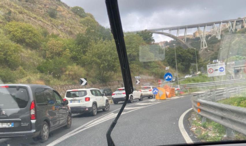 images Catanzaro, traffico sulla 280: auto sbanda nei pressi della galleria del Sansinato
