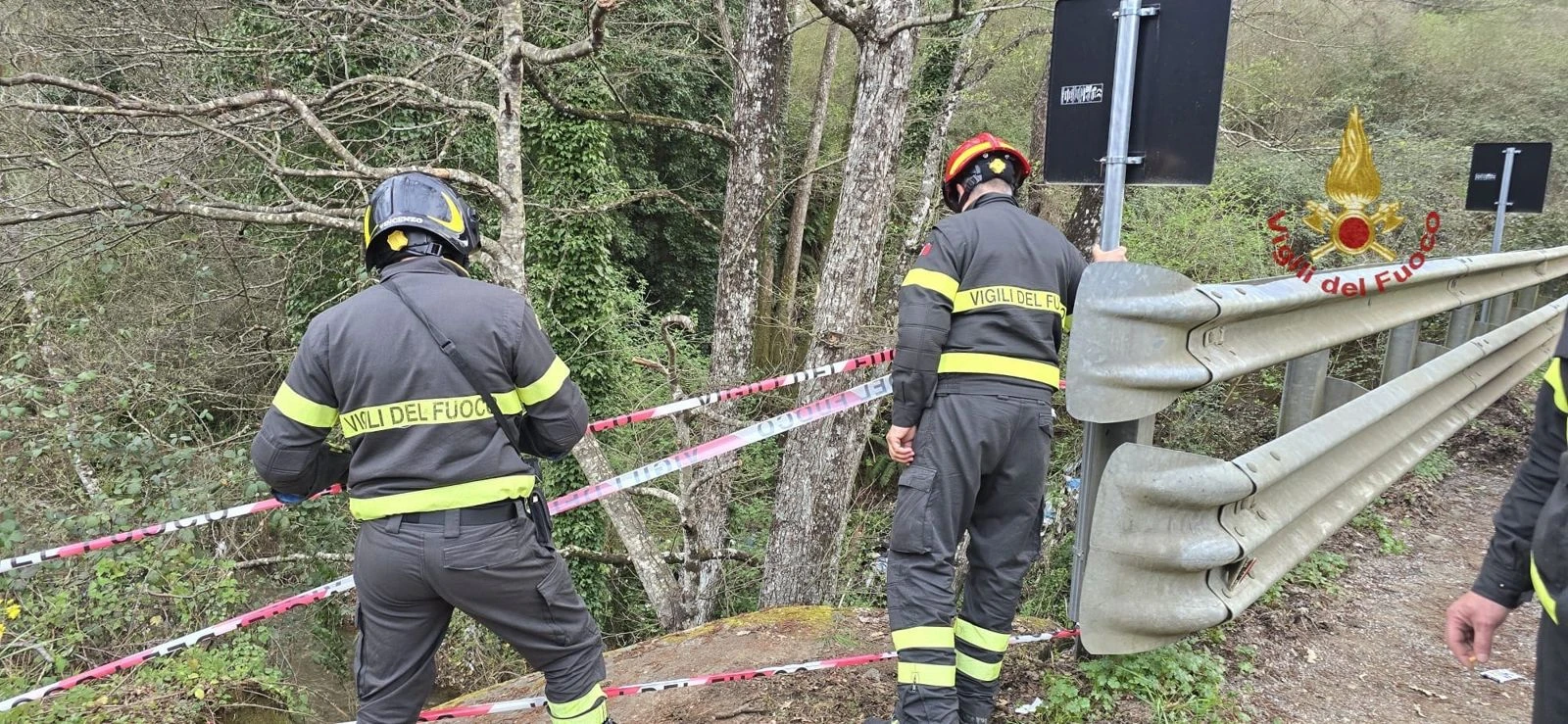 Padre e figlio precipitano con il monopattino in un fiume nel cosentino: salvati dai Vigili del Fuoco