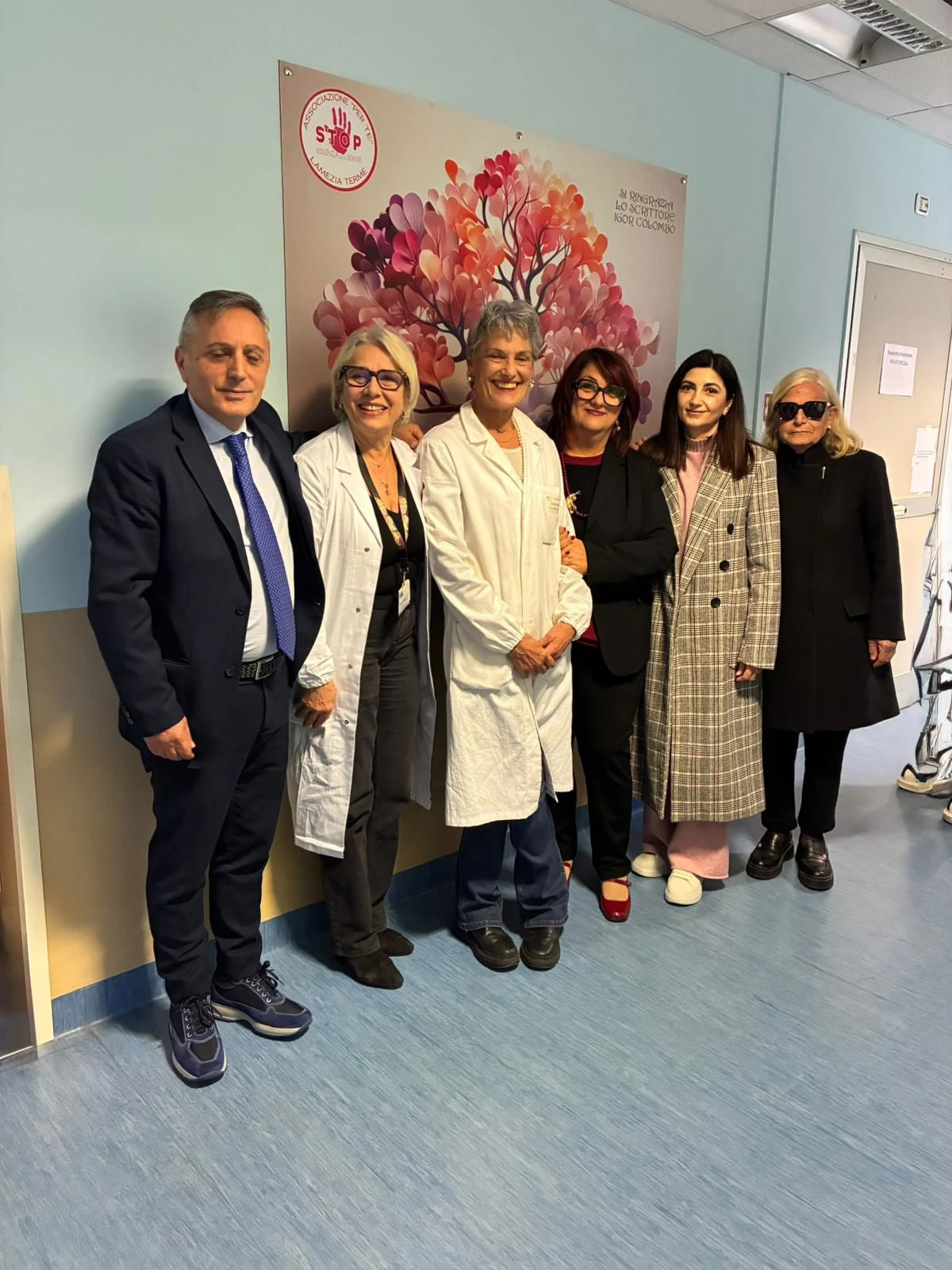 Lamezia, l'associazione "Per Te" dona all'ospedale un quadro raffigurante l'albero della vita pieno di colori 