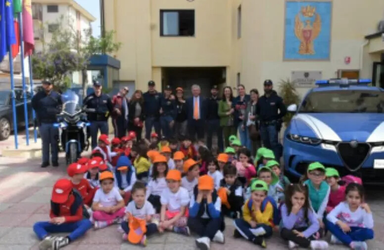Crotone, la Questura accoglie gli alunni della scuola 'Don Milani' images Crotone, la Questura accoglie gli alunni della scuola 'Don Milani'