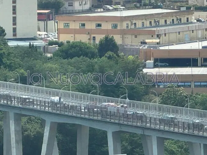 images Paura a Catanzaro, scavalca il ponte e minaccia&nbsp;il&nbsp;suicidio