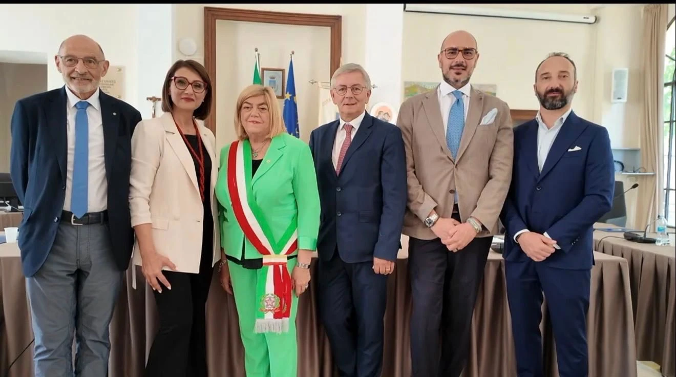Castrovillari, si è insediato il nuovo Consiglio comunale: Anna De Gaio presta giuramento e presenta la Giunta