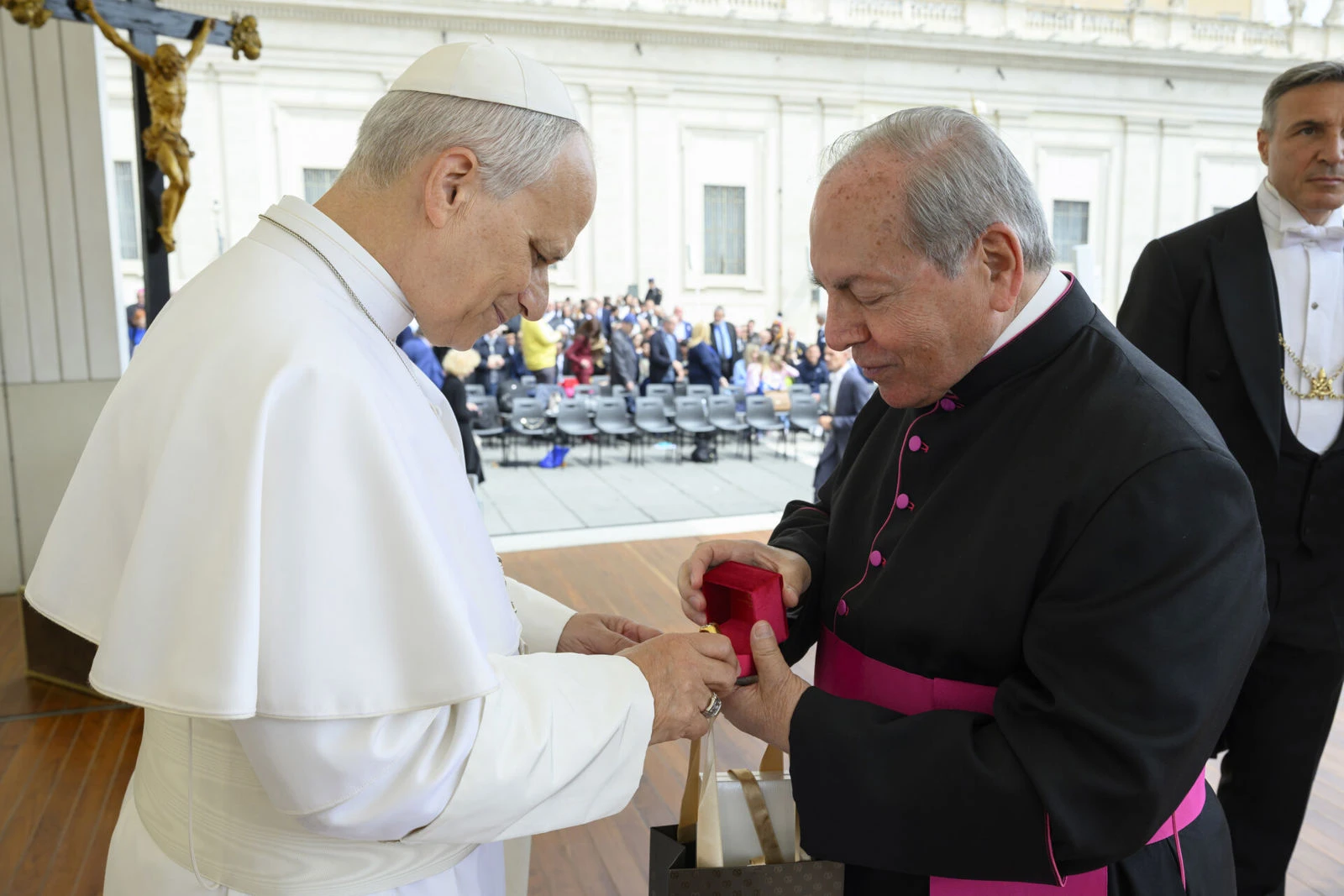 Papa Leone XIV riceve un anello con l'effigie di San Pietro 