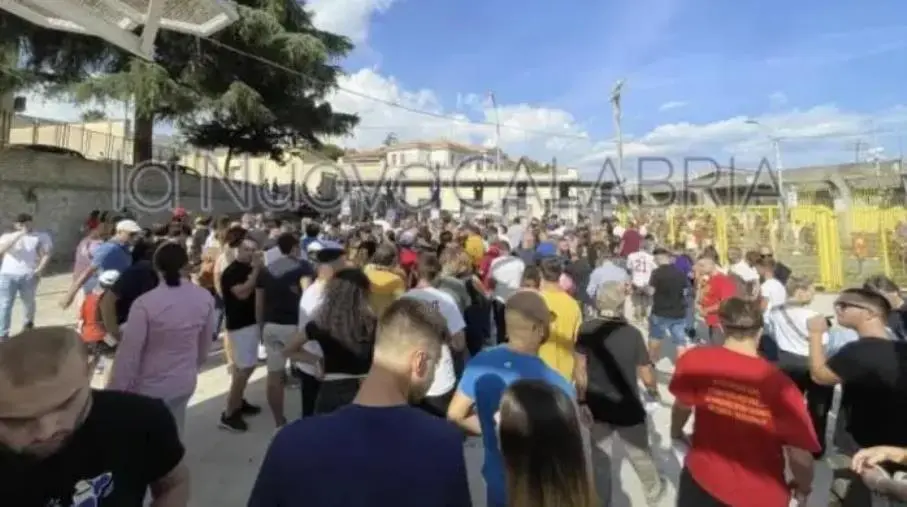 Catanzaro-Cosenza, sfida a colpi di gol nel prepartita: fuori dallo stadio un torneo di tiri in porta images Catanzaro-Cosenza, sfida a colpi di gol nel prepartita: fuori dallo stadio un torneo di tiri in porta
