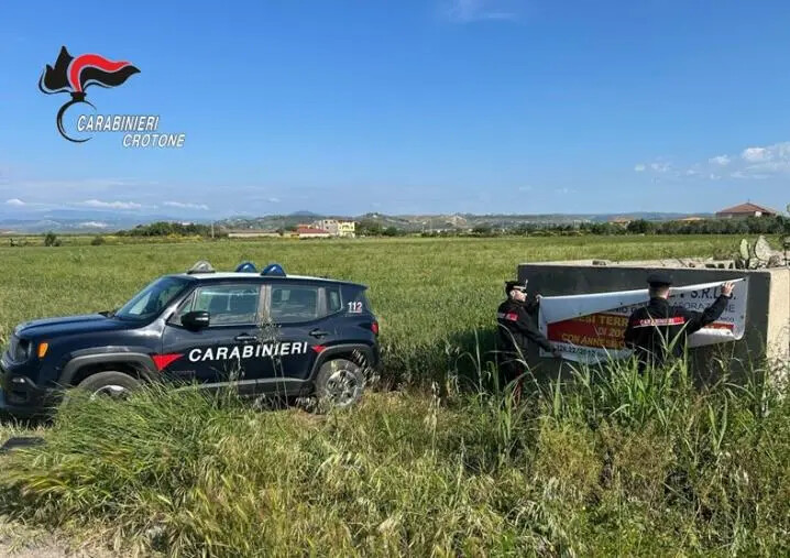 images Agente immobiliare abusivo denunciato nel Crotonese: cartellonistica sequestrata 
