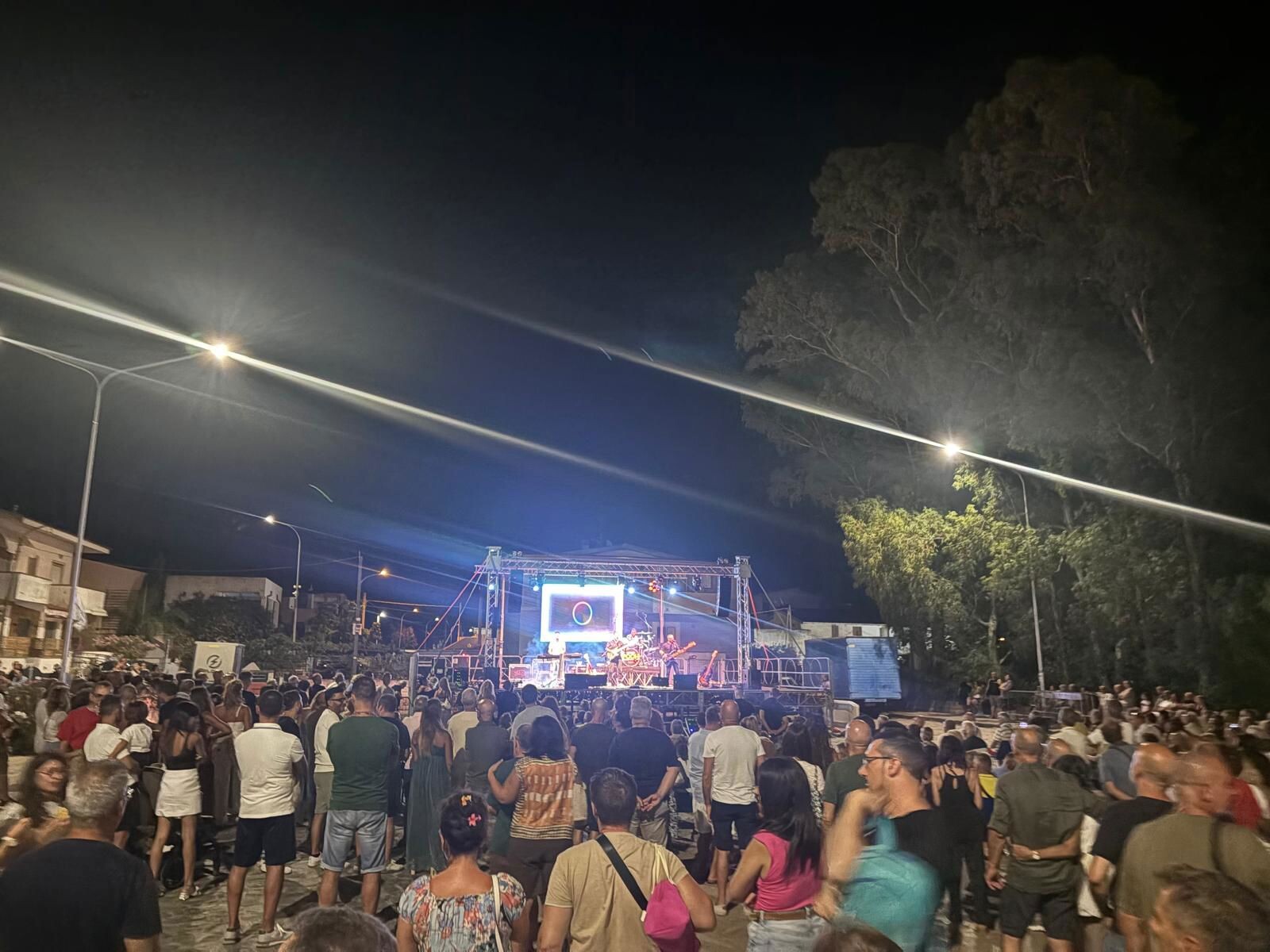 Notte Azzurra a Sellia Marina, concluse le 3 serate dedicate ai sapori della tradizione, alla musica e all'intrattenimento images Notte Azzurra a Sellia Marina, concluse le 3 serate dedicate ai sapori della tradizione, alla musica e all'intrattenimento