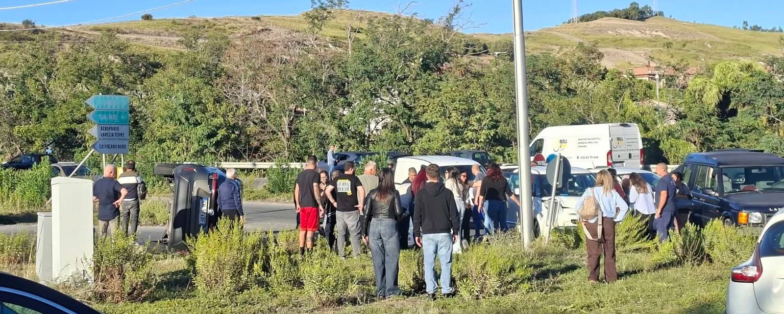 Catanzaro, auto si ribalta al bivio dell'ex Renault: un ferito sulla strada images Catanzaro, auto si ribalta al bivio dell'ex Renault: un ferito sulla strada