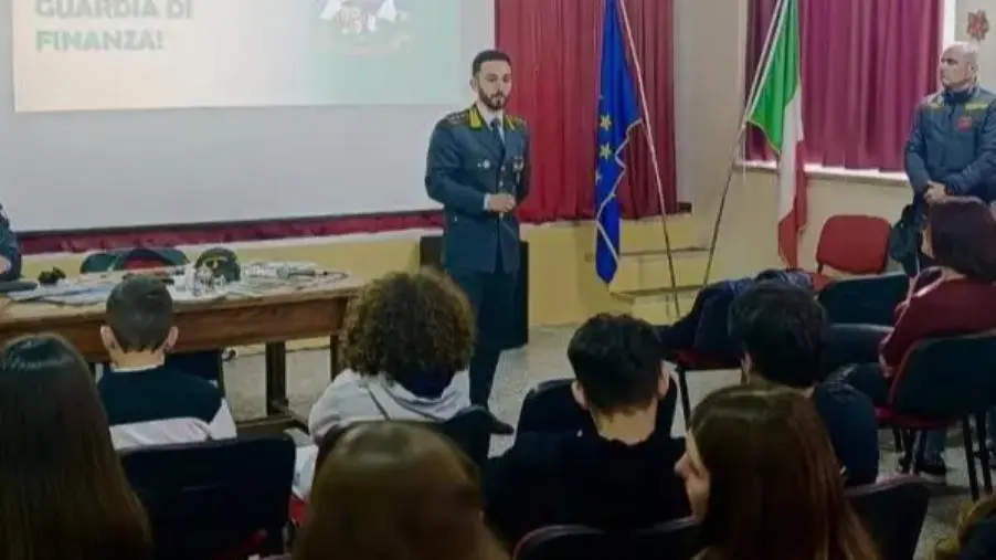 A scuola con la Guardia di Finanza: incontri con gli studenti di Nocera Terinese e Lamezia images A scuola con la Guardia di Finanza: incontri con gli studenti di Nocera Terinese e Lamezia
