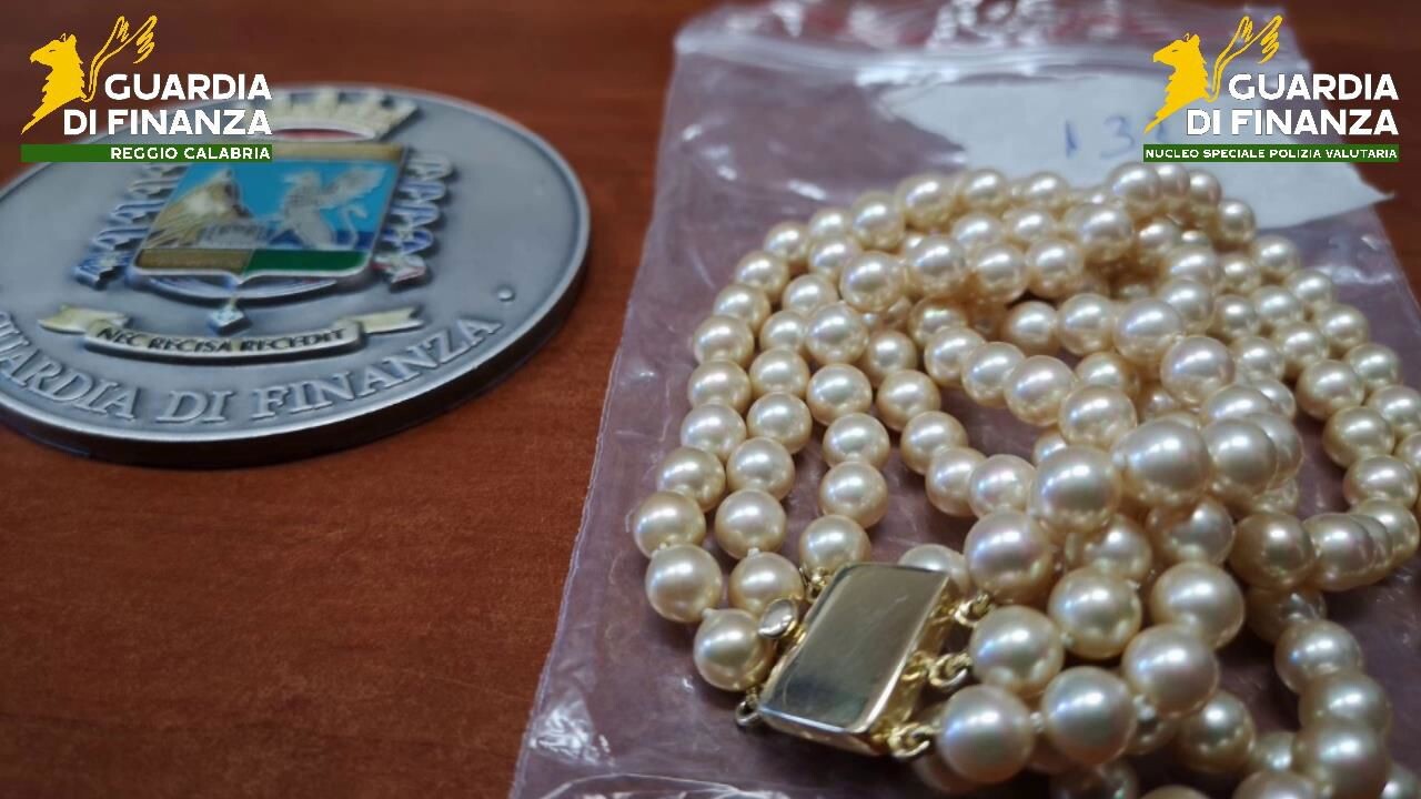 images Reggio, confiscati  gioielli e polizze assicurative per oltre 2 milioni a un promotore finanziario abusivo 