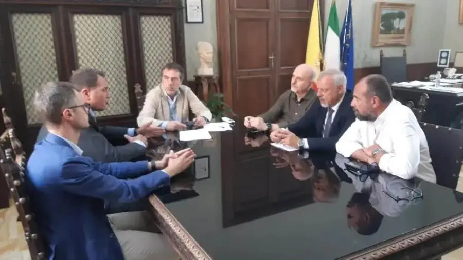 Catanzaro, contrasto ai crimini informatici sui sistemi informativi: il sindaco incontra la Polizia postale images Catanzaro, contrasto ai crimini informatici sui sistemi informativi: il sindaco incontra la Polizia postale