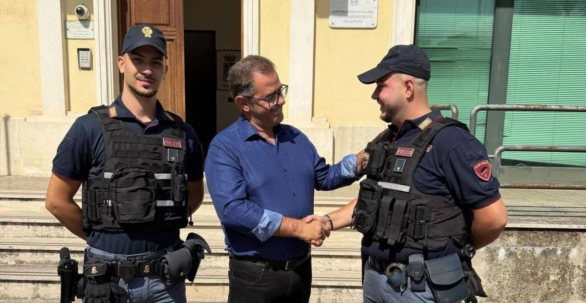 Polistena, colpito da un infarto i poliziotti lo "salvano": dopo la riabilitazione torna in Commissariato per ringraziarli 