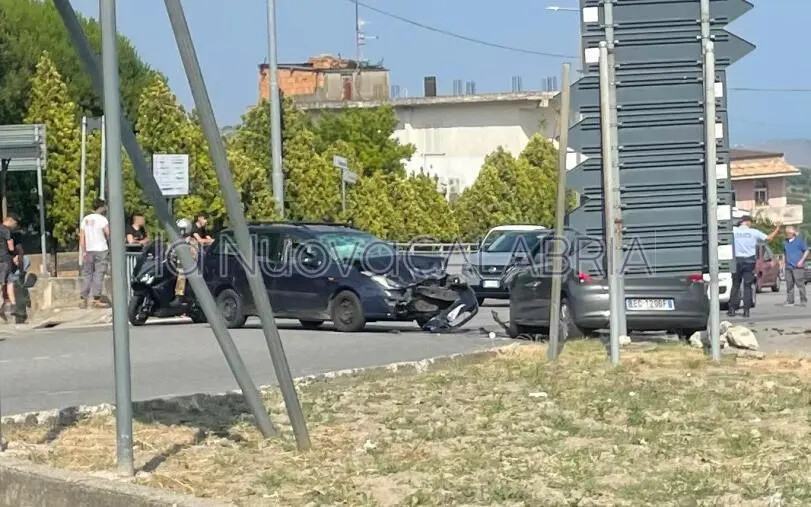 images Scontro tra due auto nel quartiere Siano: traffico bloccato