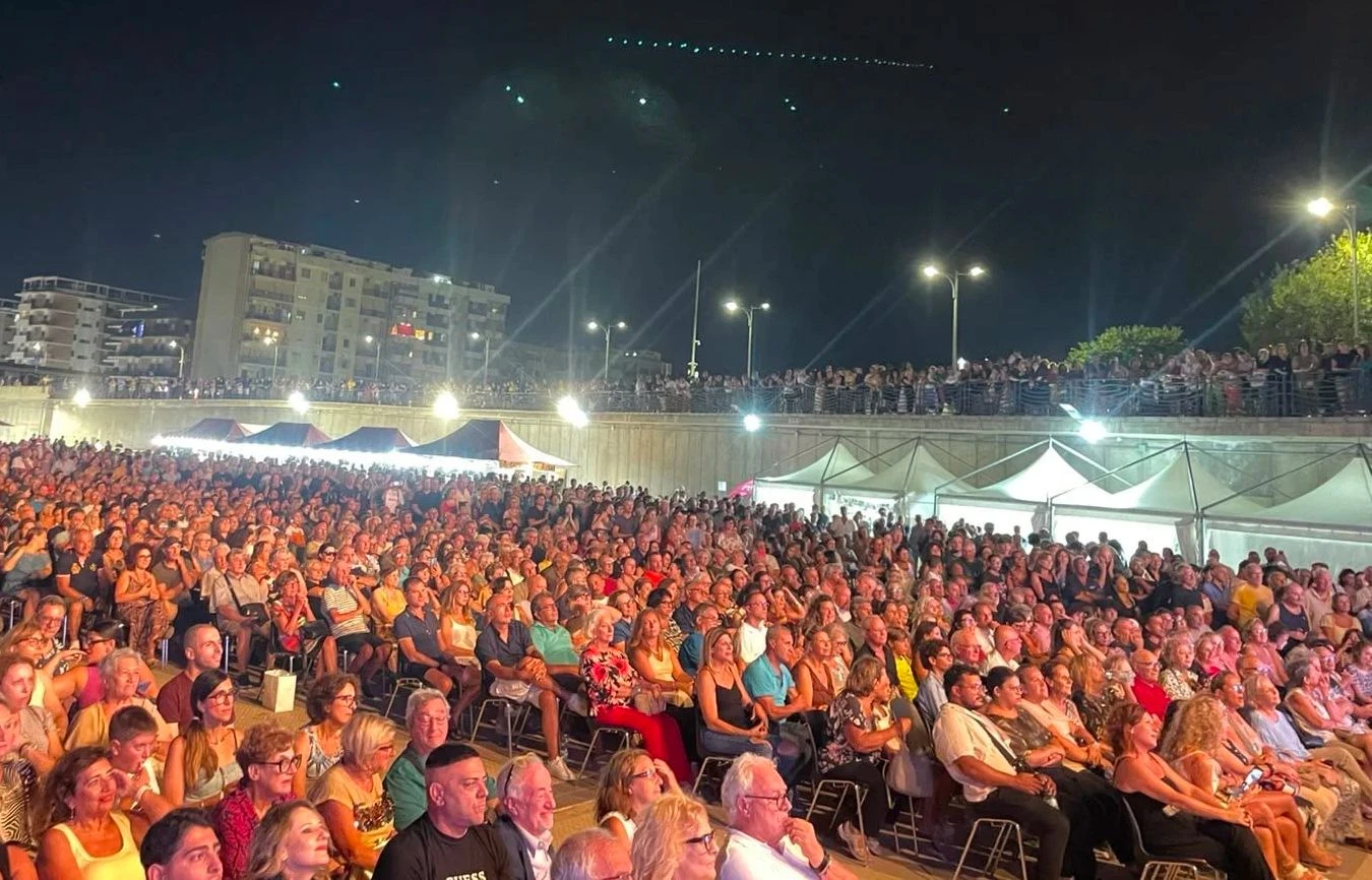 Sapore di Mare, partenza da applausi: il Porto di Catanzaro gremito per Ivana Spagna