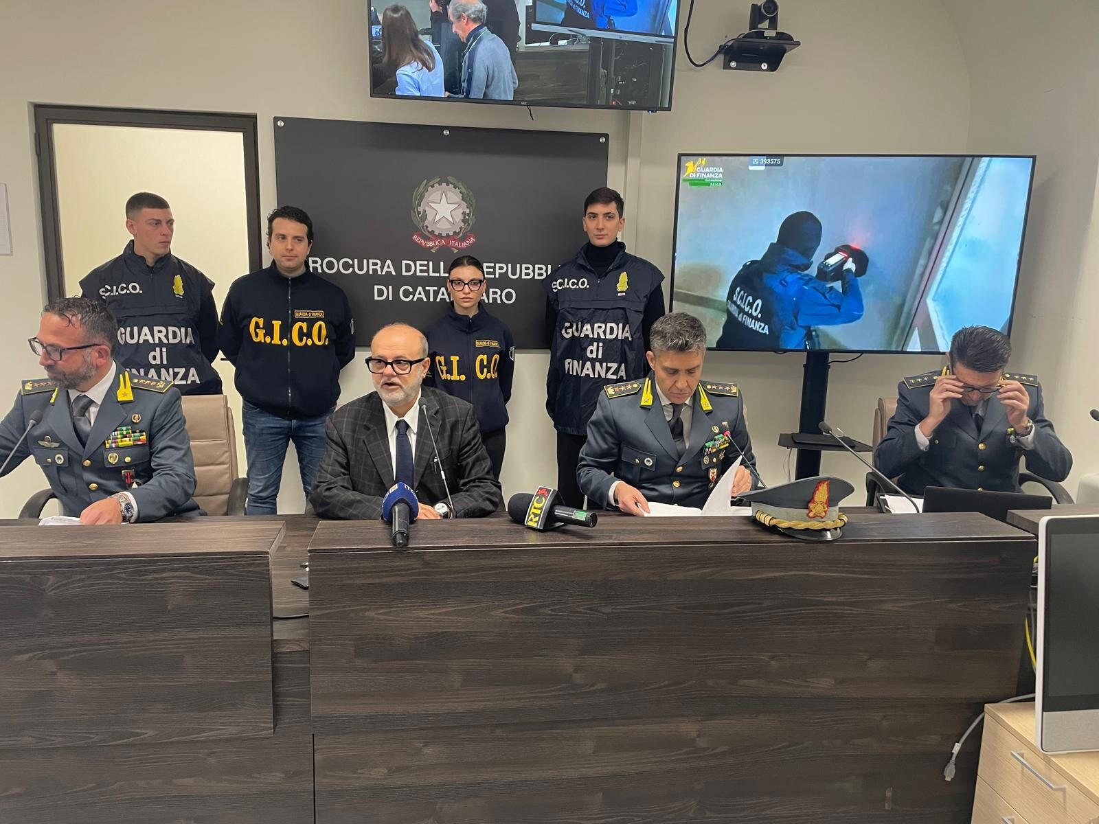 ‘Ndrangheta nel Vibonese, fiumi di droga dalla Calabria al Piemonte: così agiva il clan (NOMI) images ‘Ndrangheta nel Vibonese, fiumi di droga dalla Calabria al Piemonte: così agiva il clan (NOMI)