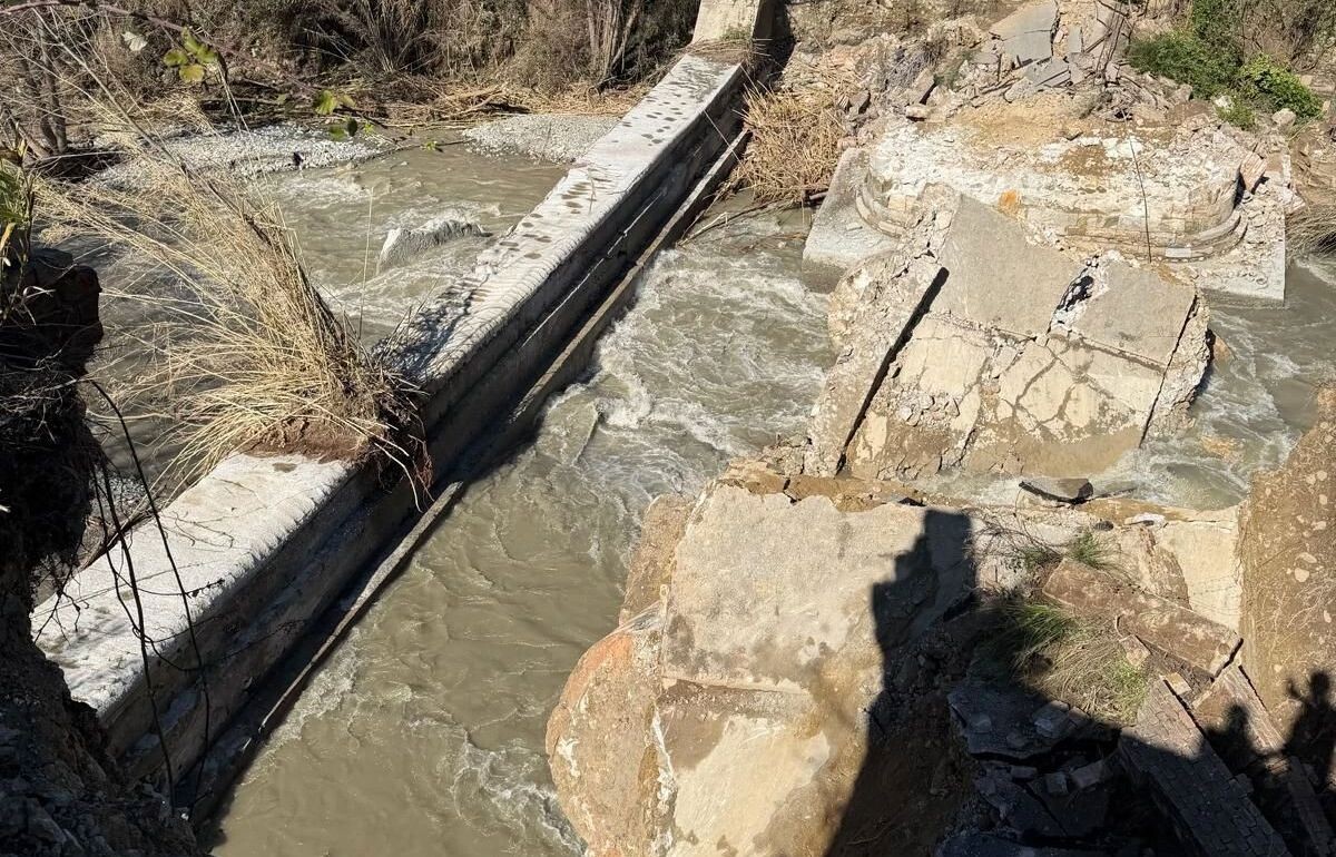 images Maltempo, a Pratora crolla il ponte Corace sul tratto dismesso della Ss 19 "delle Calabrie"