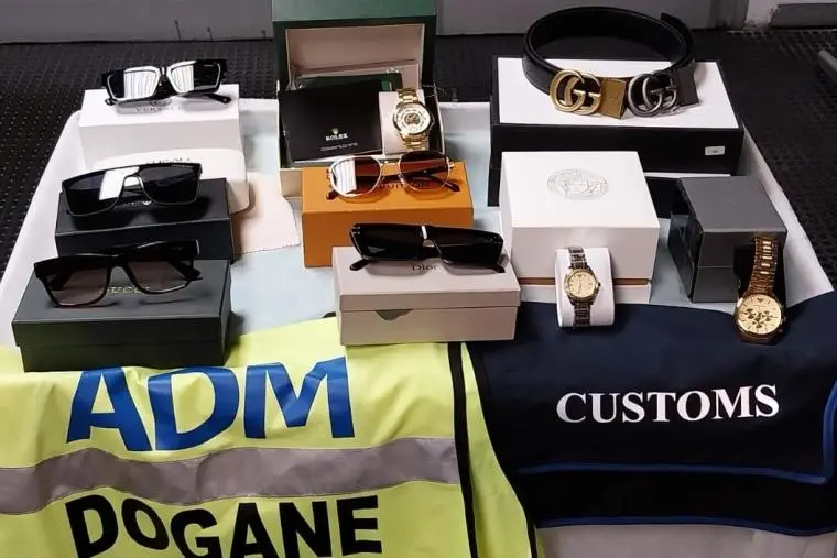Controlli all'aeroporto dello stretto, sequestrati orologi e occhiali di lusso contraffatti images Controlli all'aeroporto dello stretto, sequestrati orologi e occhiali di lusso contraffatti