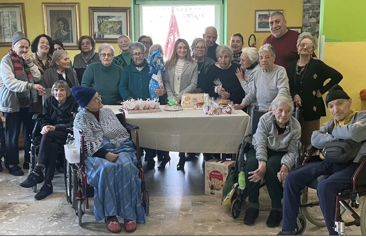 Castrolibero, la consigliera Mannarino porta gli auguri di Pasqua agli ospiti di Villa Flora