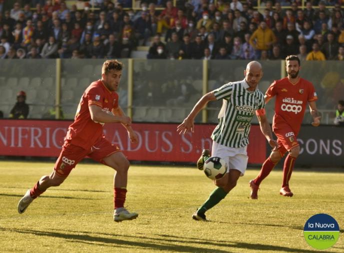 images Play-off, Catanzaro e Padova in campo alle 19: le probabili formazioni