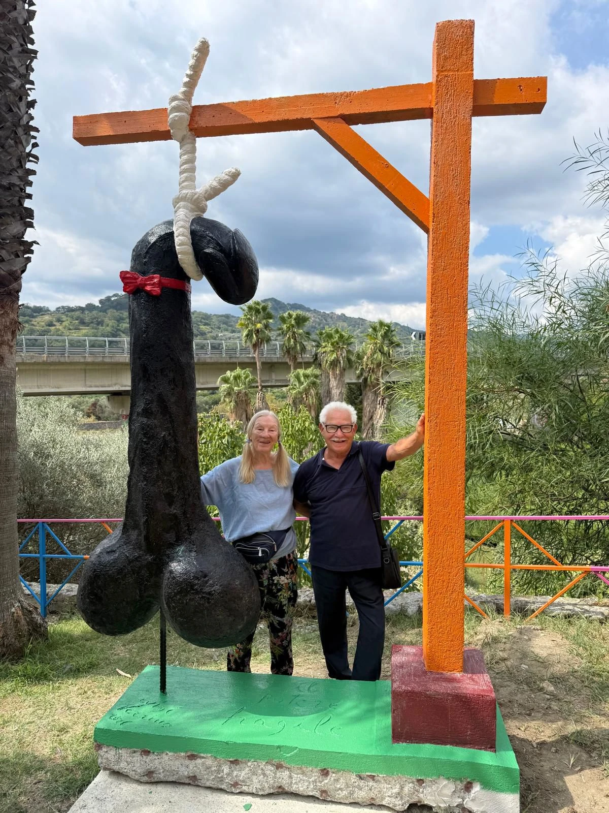 Scultura monumentale alta tre metri e cinquanta collocata all'ingresso del MuSaBa: "Il Potere Fragile" del maestro Luigi Verrino 