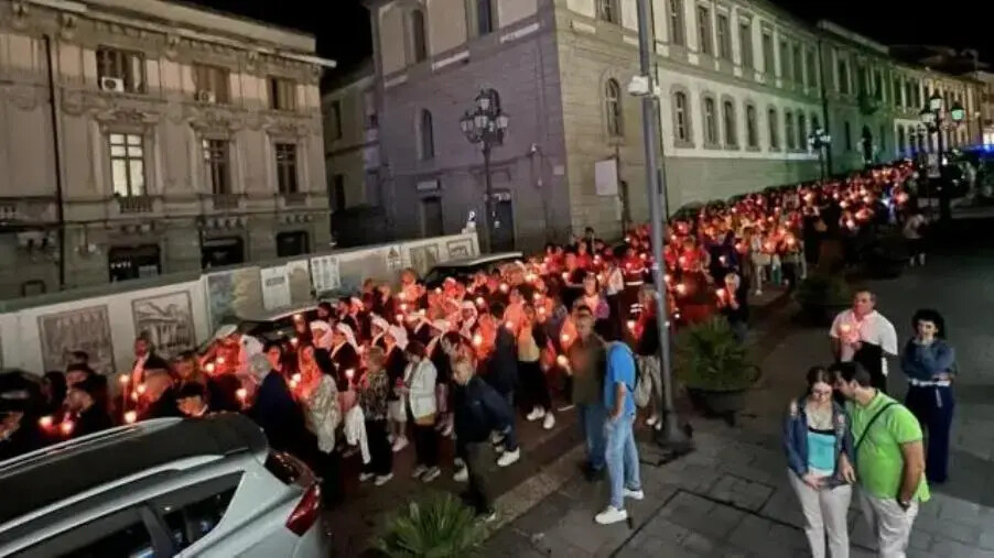Una città in silenzio illumina la notte: 24 anni dopo, la fiaccolata per le vittime del Camping “Le Giare” images Una città in silenzio illumina la notte: 24 anni dopo, la fiaccolata per le vittime del Camping “Le Giare”