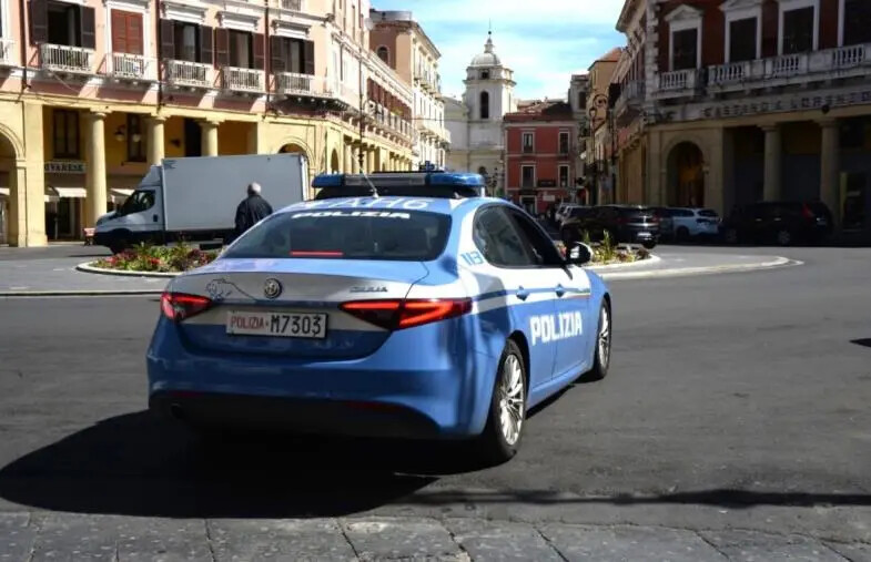 Crotone, arrestato per maltrattamenti: minaccia la moglie anche davanti alla Polizia images Crotone, arrestato per maltrattamenti: minaccia la moglie anche davanti alla Polizia